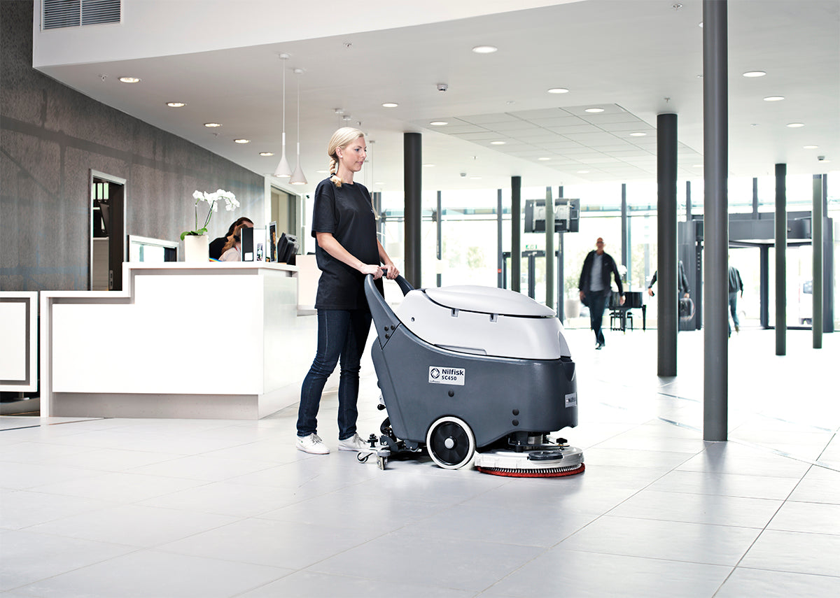 Gulvvaskemaskine Nilfisk SC450 53 B komplet inkl. 5 L Sæbe