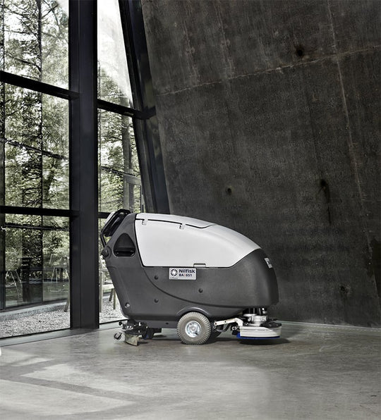 Gulvvaskemaskine Nilfisk BA651 m. indbyg. lader inkl. 5 L Sæbe
