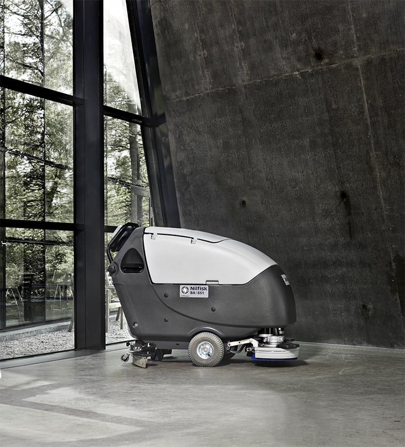 Gulvvaskemaskine Nilfisk BA651 m. indbyg. lader inkl. 5 L Sæbe